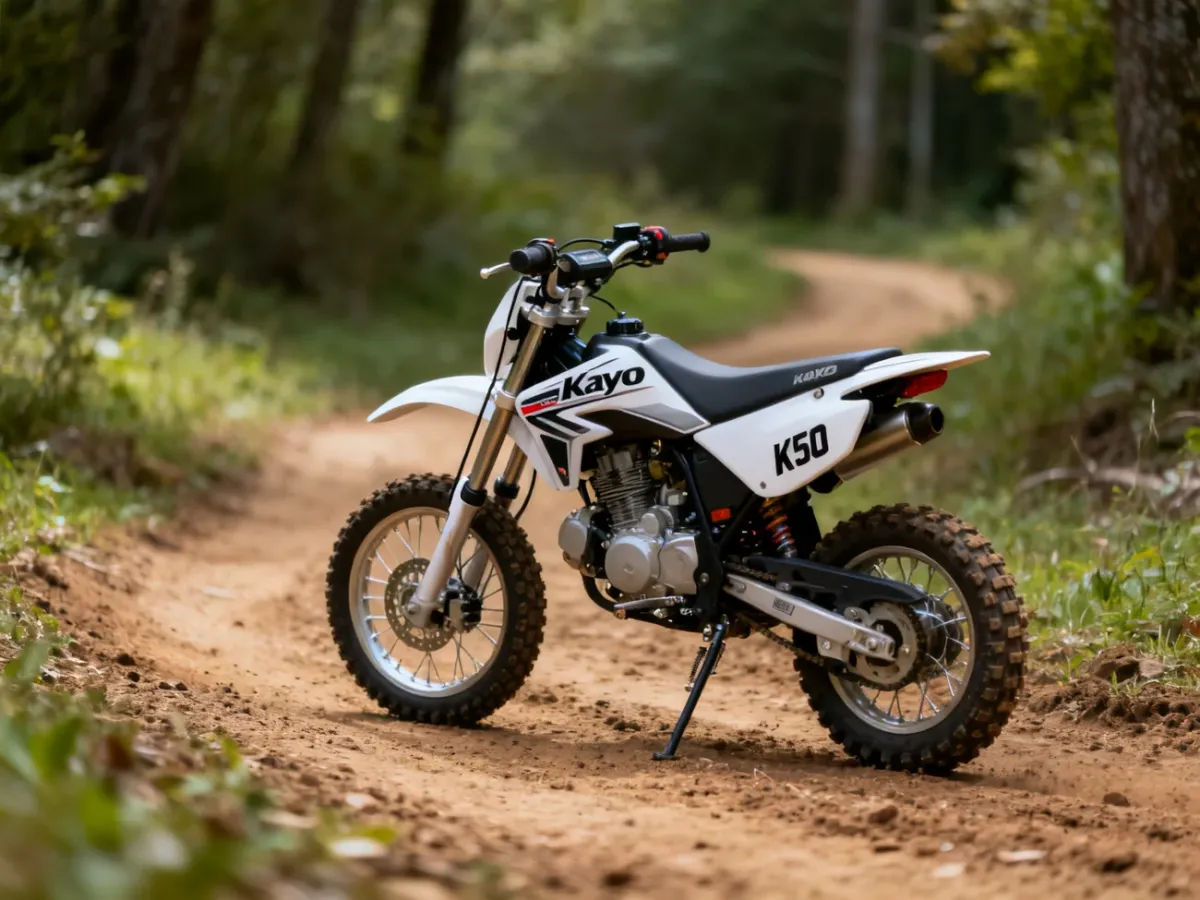 Lekki motocykl enduro Kayo K2 150 na leśnej trasie terenowej