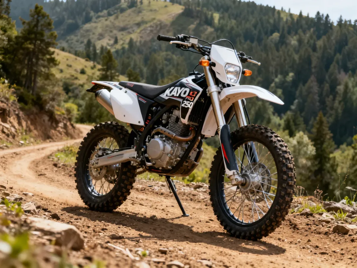 Motocykl KAYO K2 PRO 250 enduro na leśnej trasie terenowej