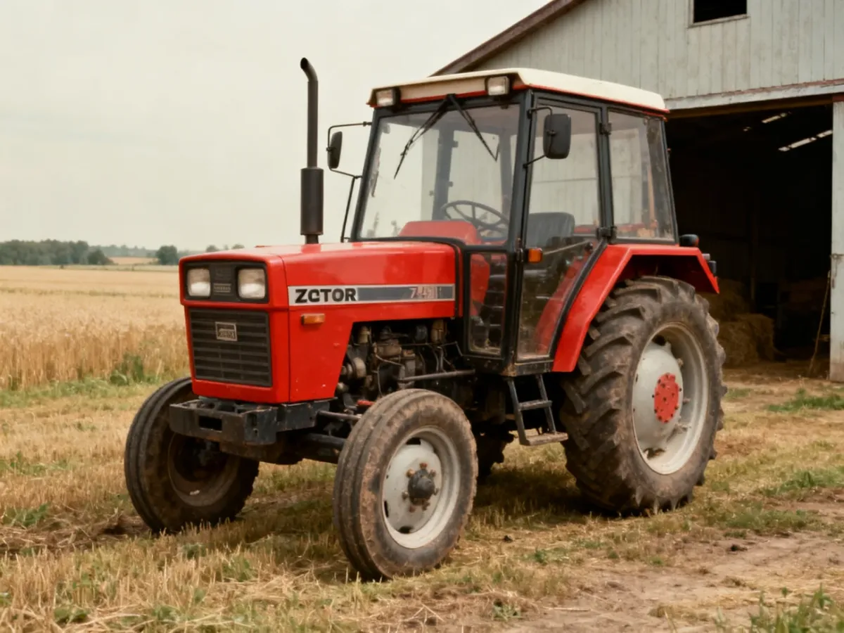 Czerwony ciągnik Zetor 7245 z napędem 4x4 na tle gospodarstwa