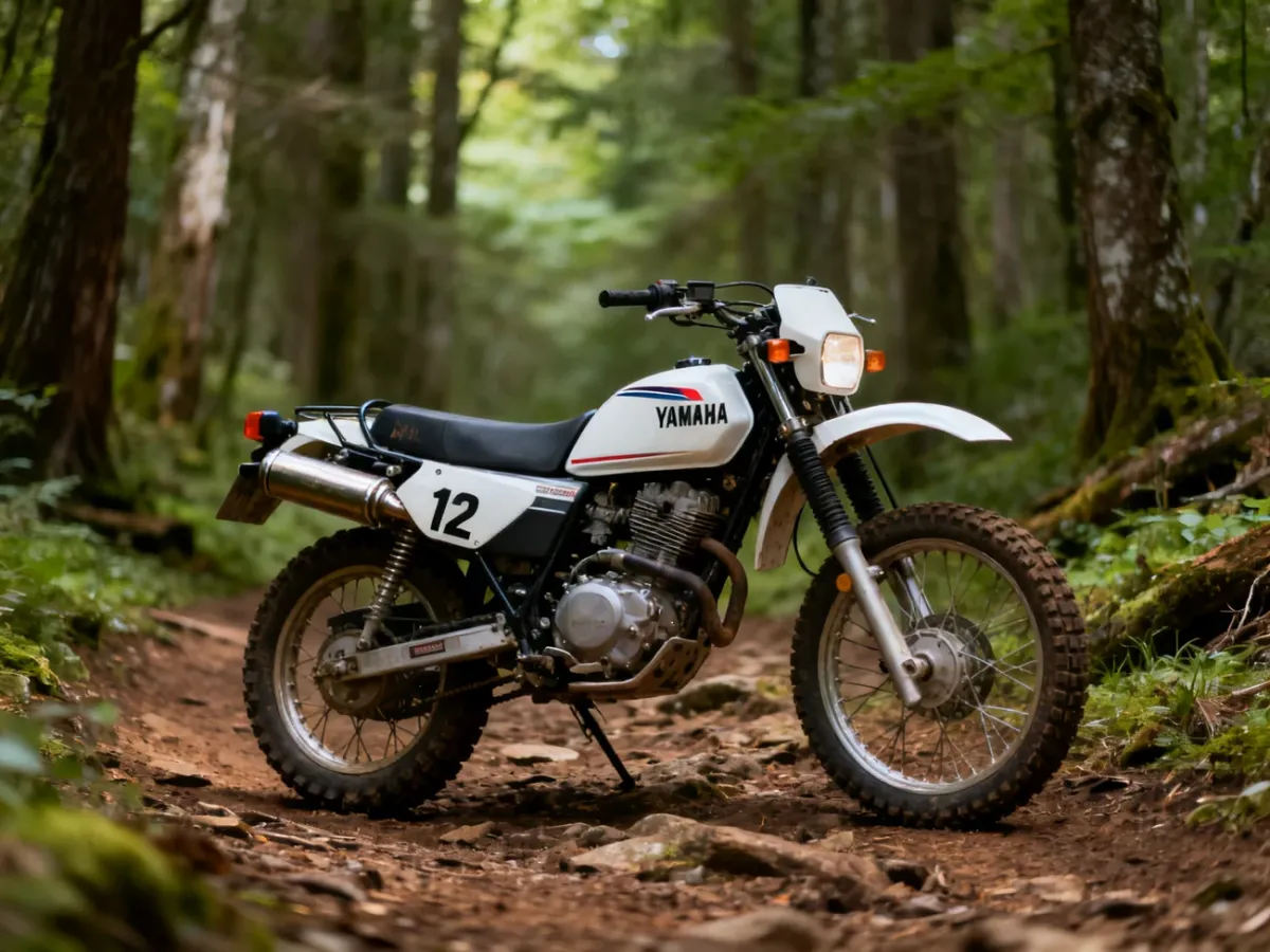 Yamaha DT 125 stojąca na leśnej drodze