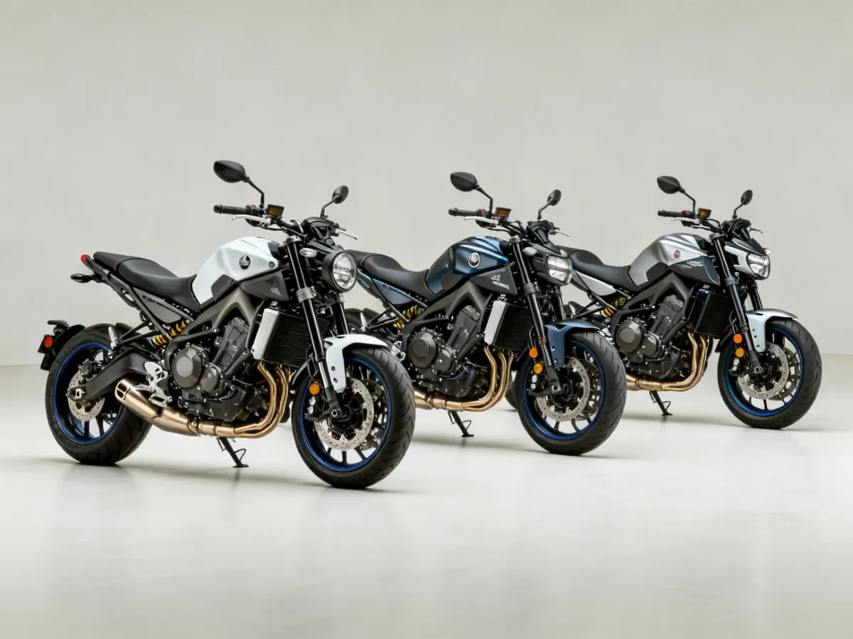 Różne generacje motocykla Yamaha MT-09 ustawione obok siebie