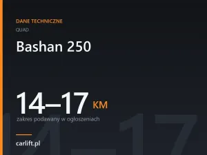 Dłonie kierowcy na kierownicy nowoczesnego samochodu z podświetloną ikoną systemu wspomagania ruszania na wzniesieniu.