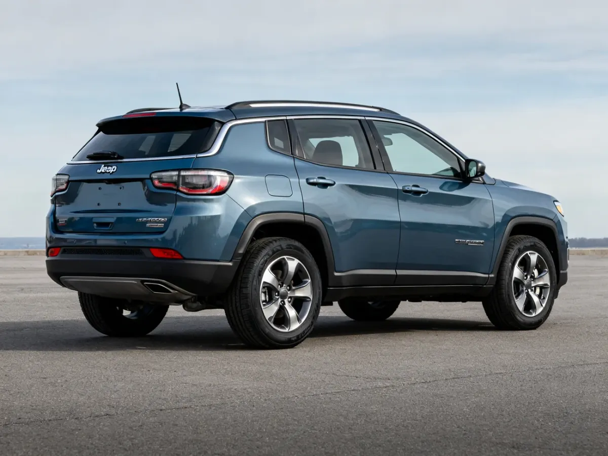 Jeep Compass nowej generacji na tle neutralnego krajobrazu