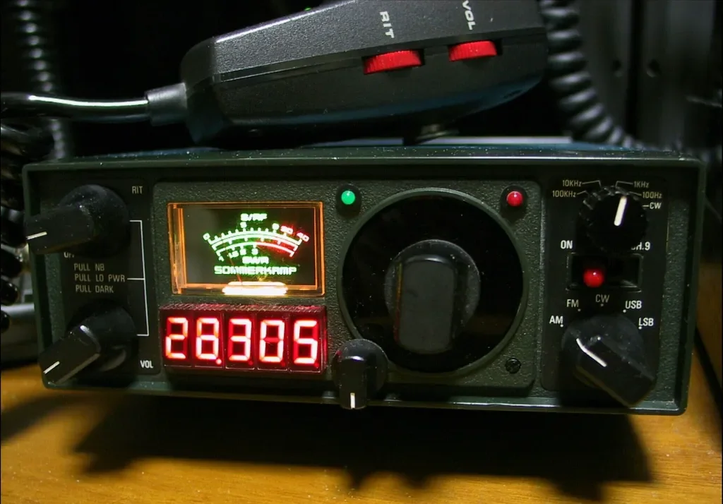 CB radio, krótkofalówka czy radiotelefon? Łączność w trasie bez zasięgu i bez telefonu w ręku
